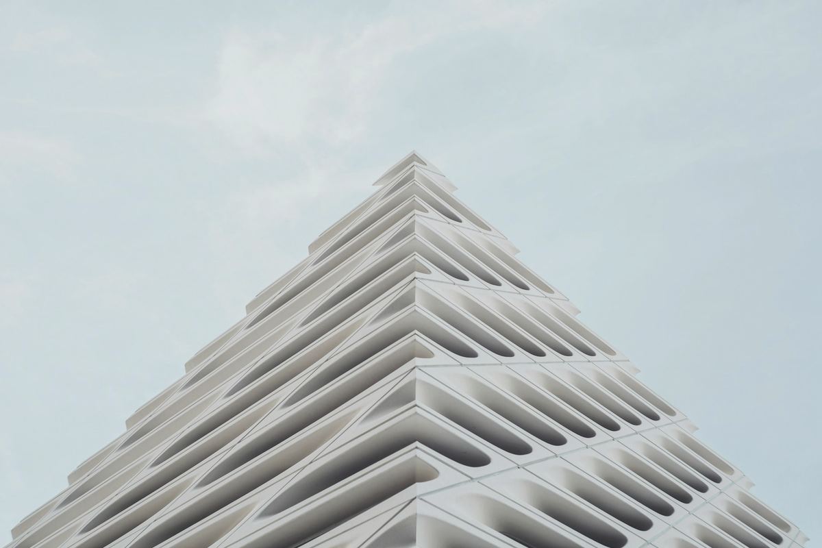 Architecture urbaine sobre illustrant le suivi structuré d’opérations immobilières