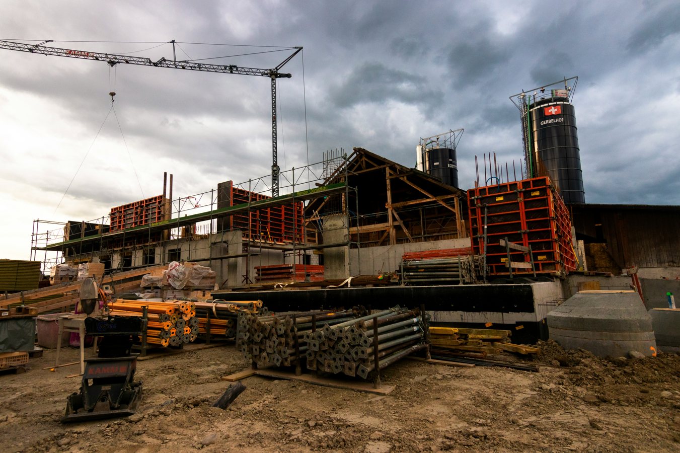 Structure de chantier immobilier illustrant le suivi de projets longs